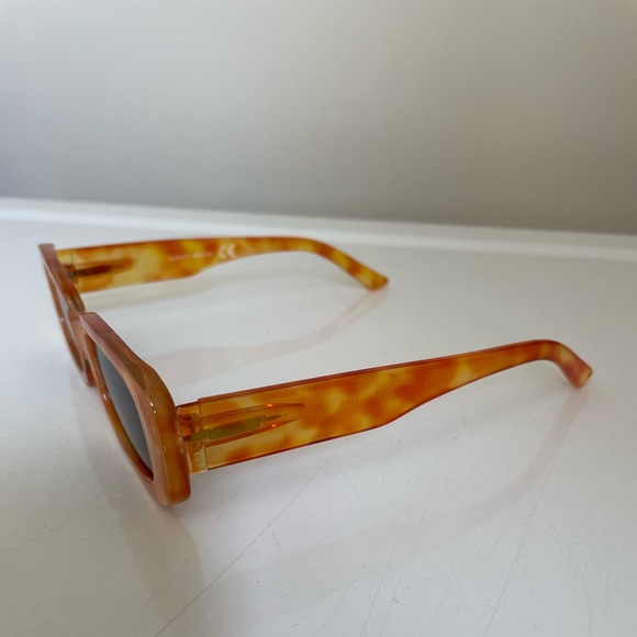 High Fashion Rectangular Sunglasses. - Picture 2 of 6